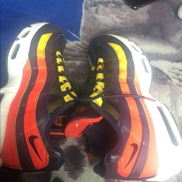 Nike - Picture 2 of 4